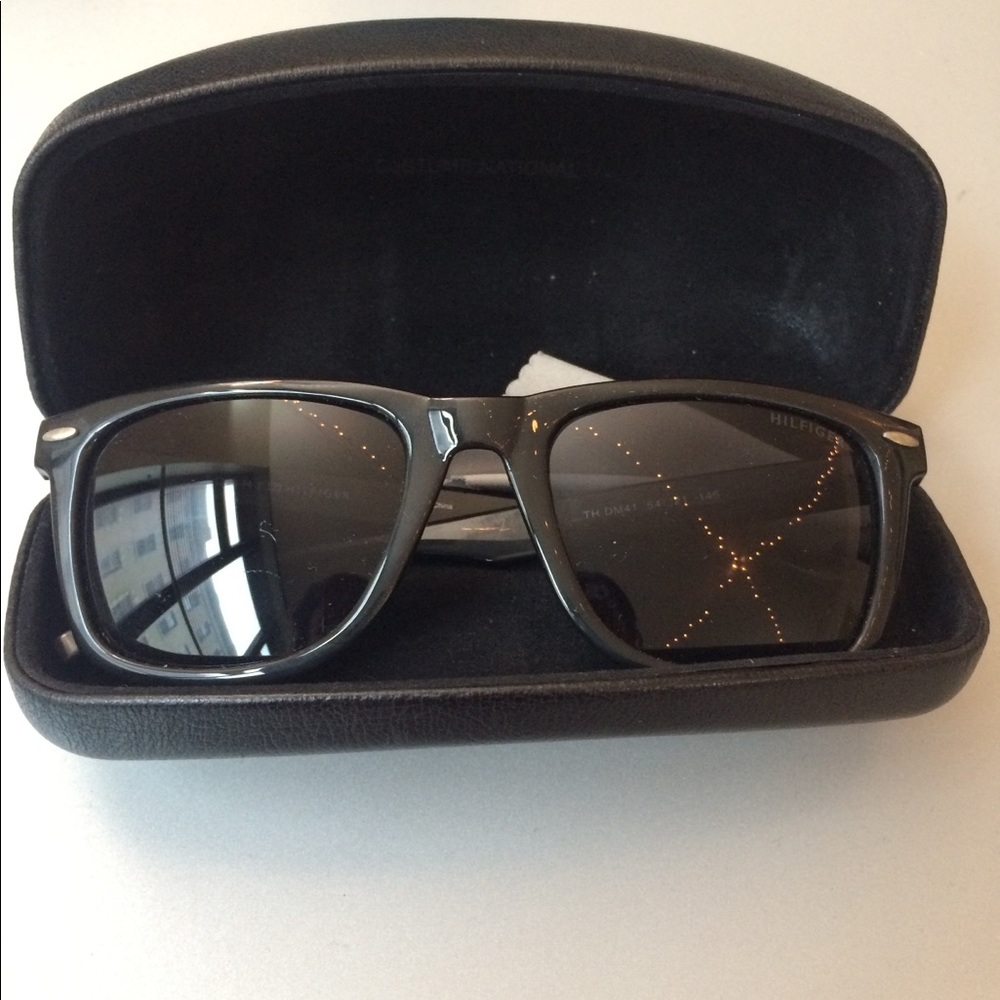 Tommy Hilfiger  Wayfarers